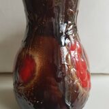 Vase cruche en céramique marron numéroté d'Allemagne de l'Ouest à décor de fruits rouges
