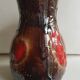 Vase cruche en céramique marron numéroté d'Allemagne de l'Ouest à décor de fruits rouges.