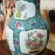 Porcelain vase with floral decoration – Asian style - 20th century