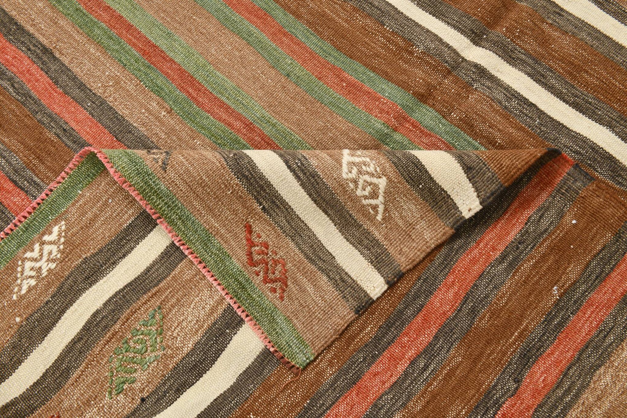 Tapis Kilim Vintage – Rayures Naturelles aux Tons Terreux, 136x195 Cm