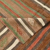 Tapis Kilim Vintage – Rayures Naturelles aux Tons Terreux, 136x195 Cm