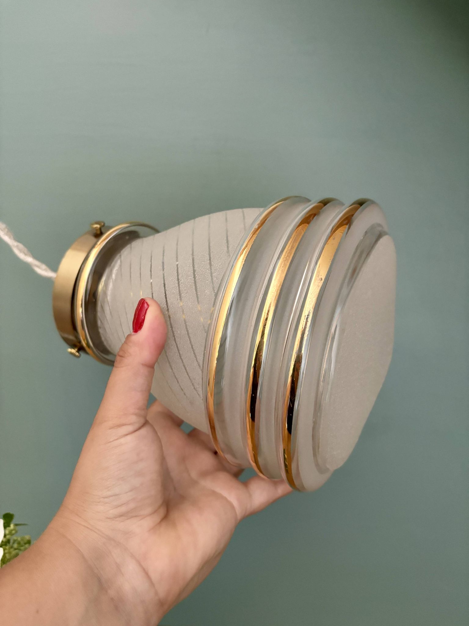 Suspension globe antique Art Deco in frosted white and gold glass.