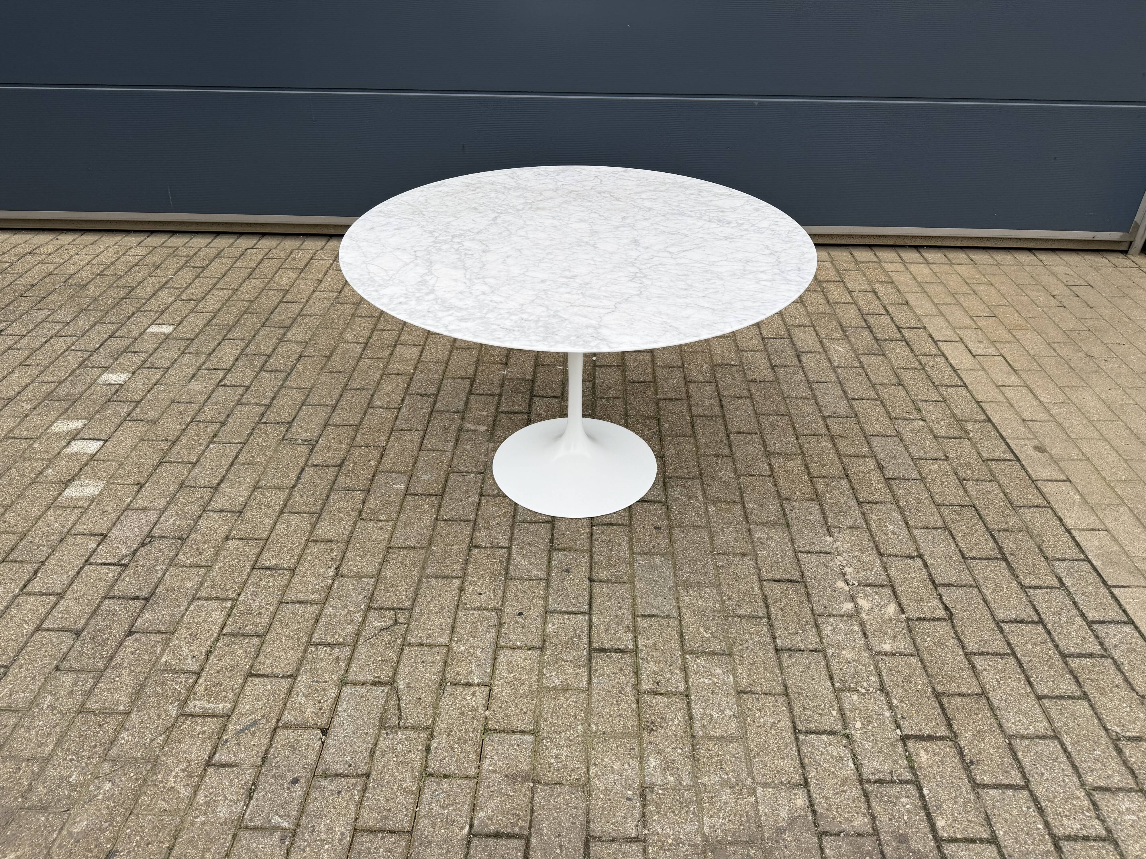 Original Knoll Tulip dining table in Carrara marble (120cm)