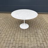 Original Knoll Tulip dining table in Carrara marble (120cm)