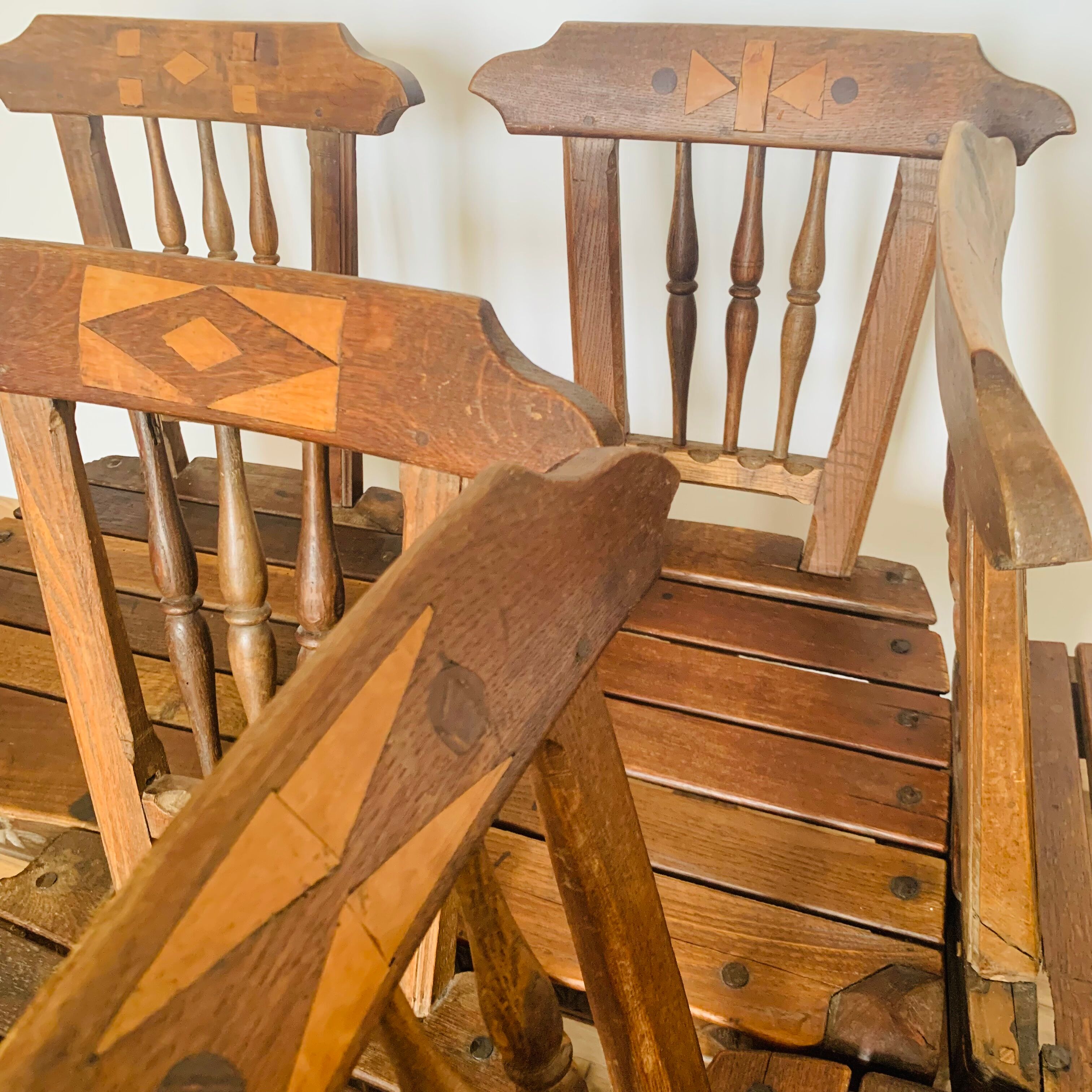 Ensemble de 5 chaises en bois, travail artisanal