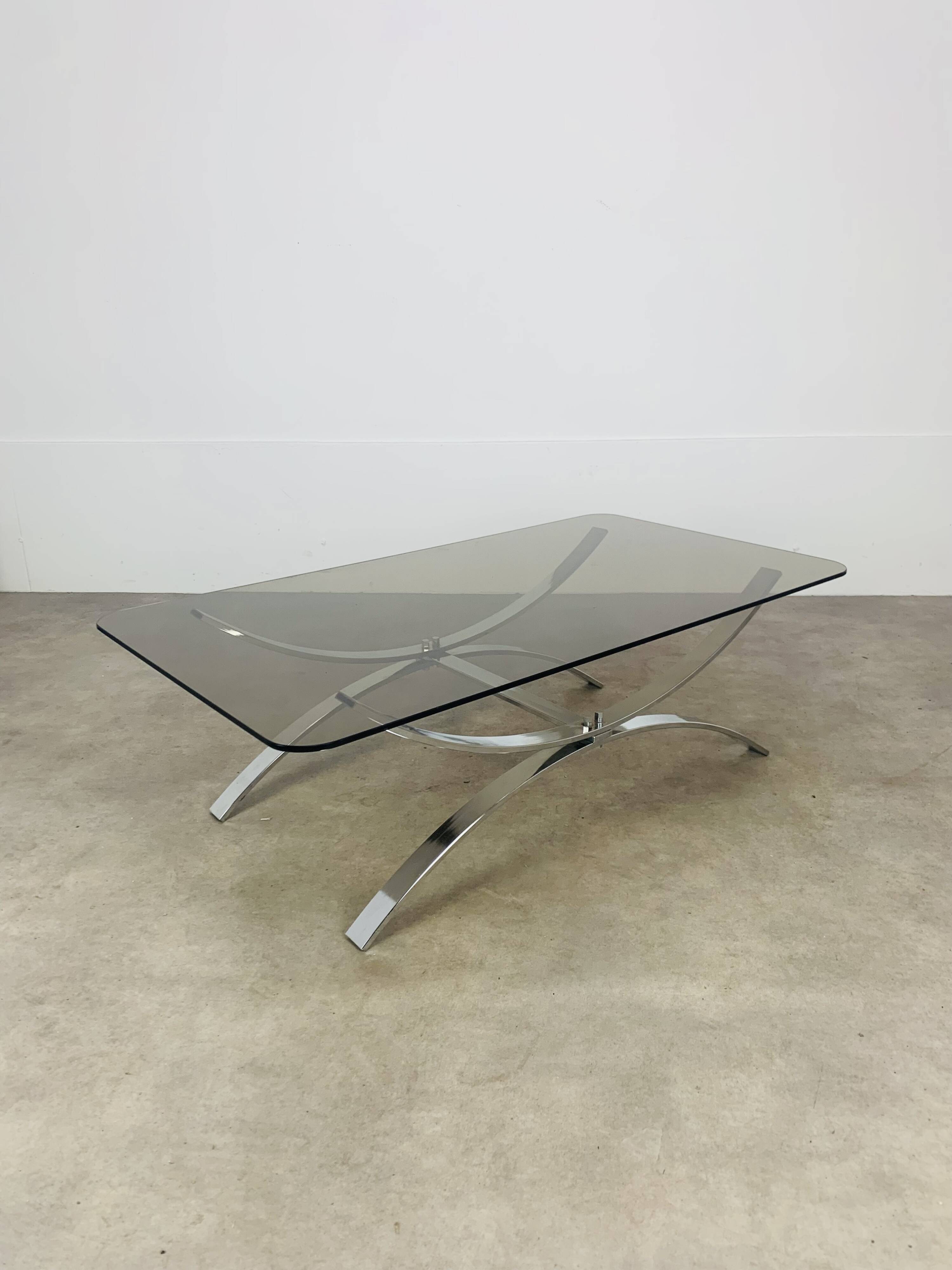 Table basse en verre fumé et chrome, années 70