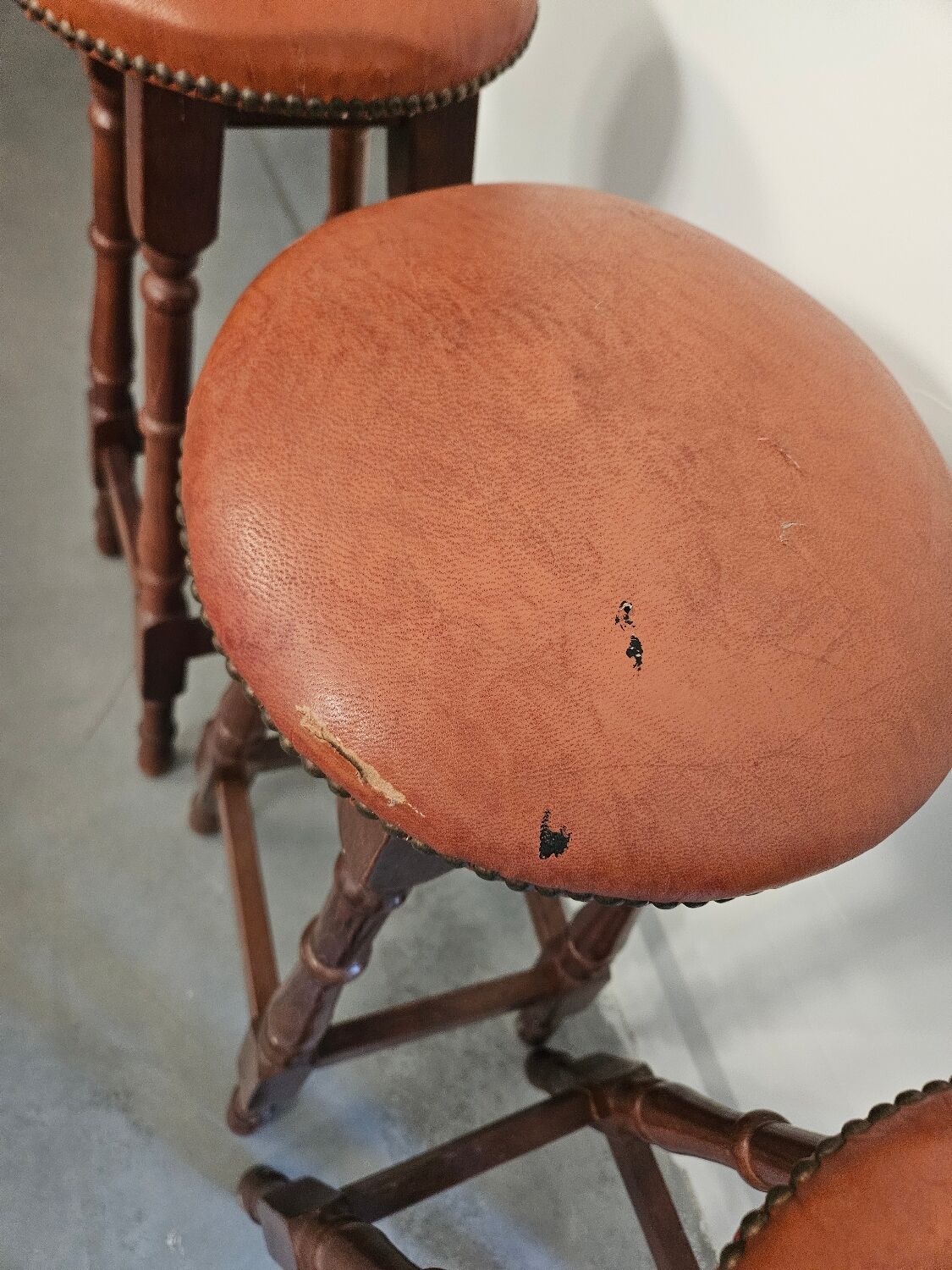 3 high stools in wood and leather