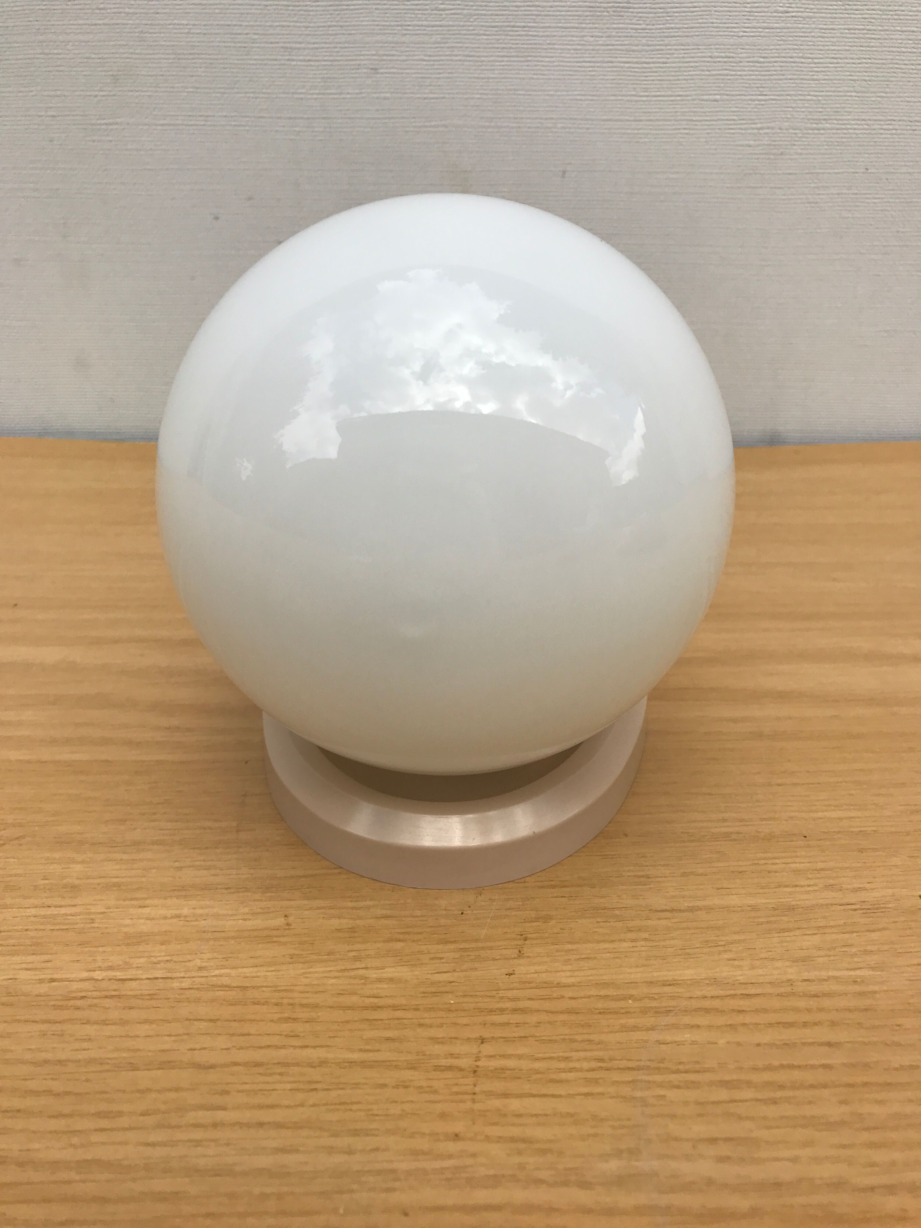 Applique Boule Opaline Blanc Socle Bakélite Beige Salle de Bain Années 70 Vintage