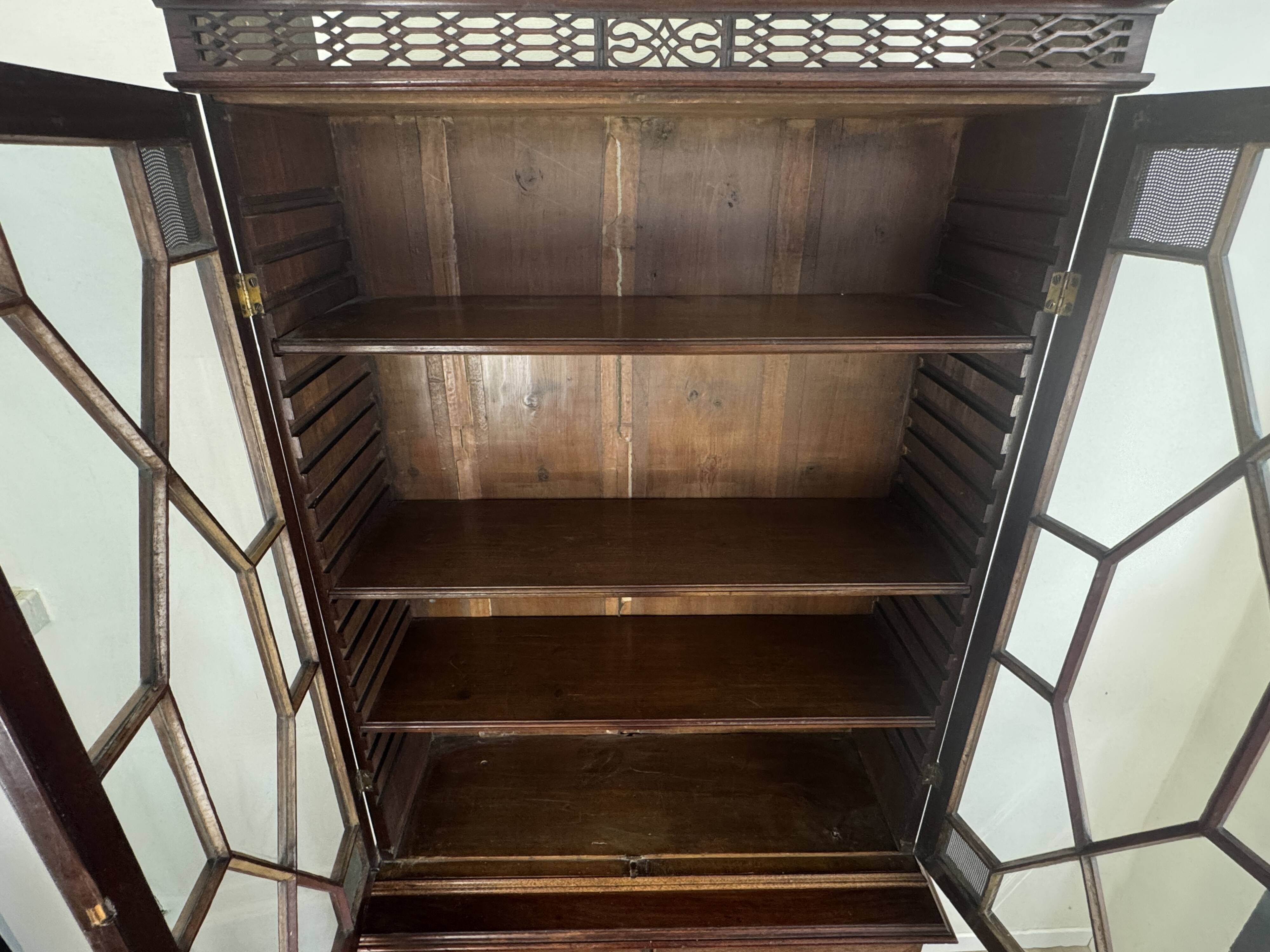 Bibliothèque Chippendale en acajou, Angleterre, circa 1770 — provenance doc