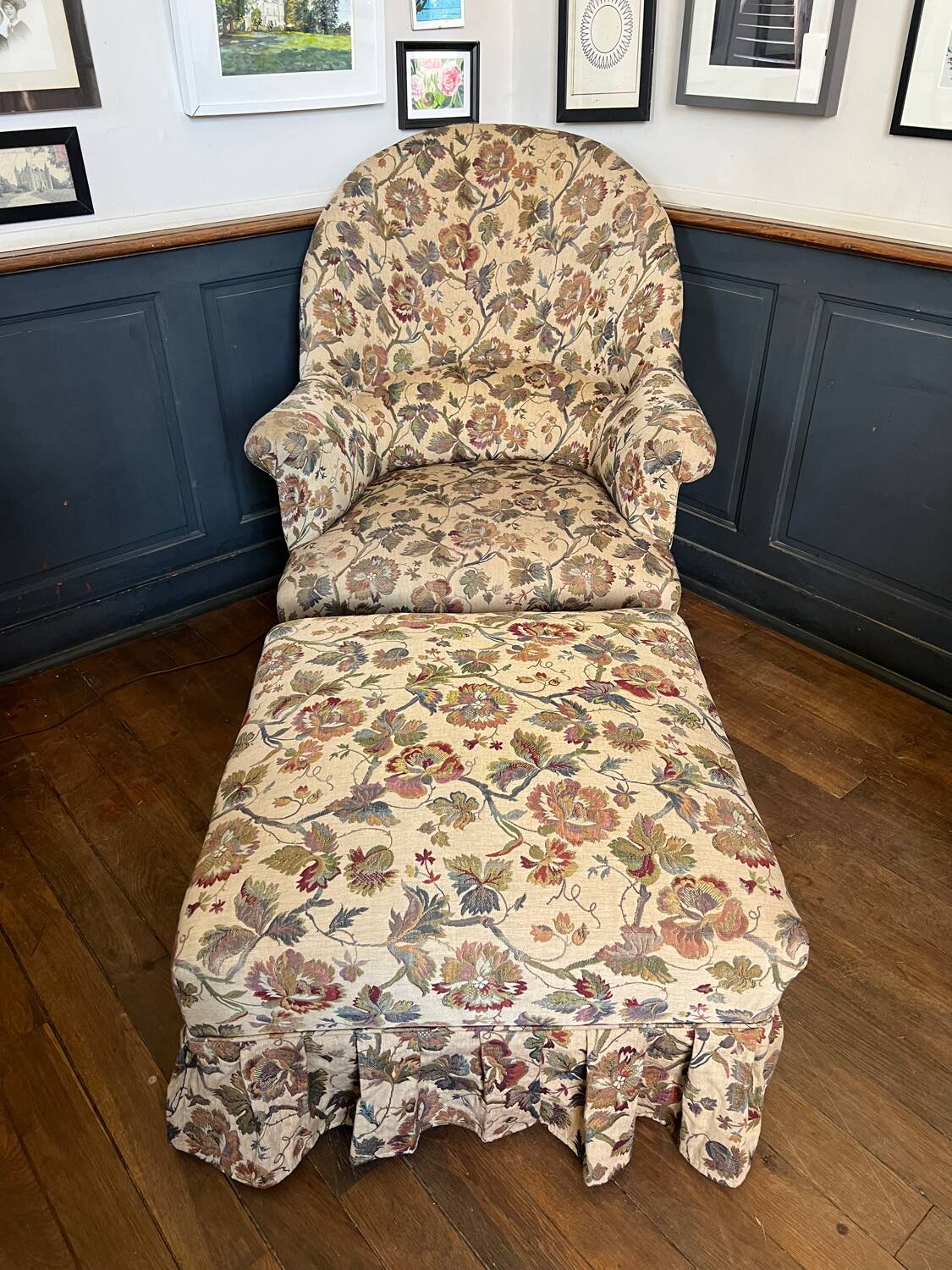 Armchair with pouf, cozy