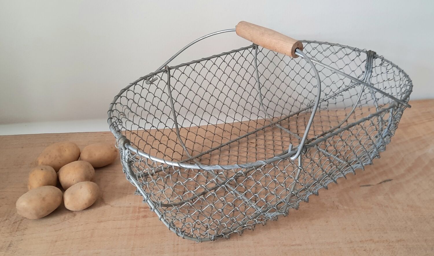 Metal wire basket