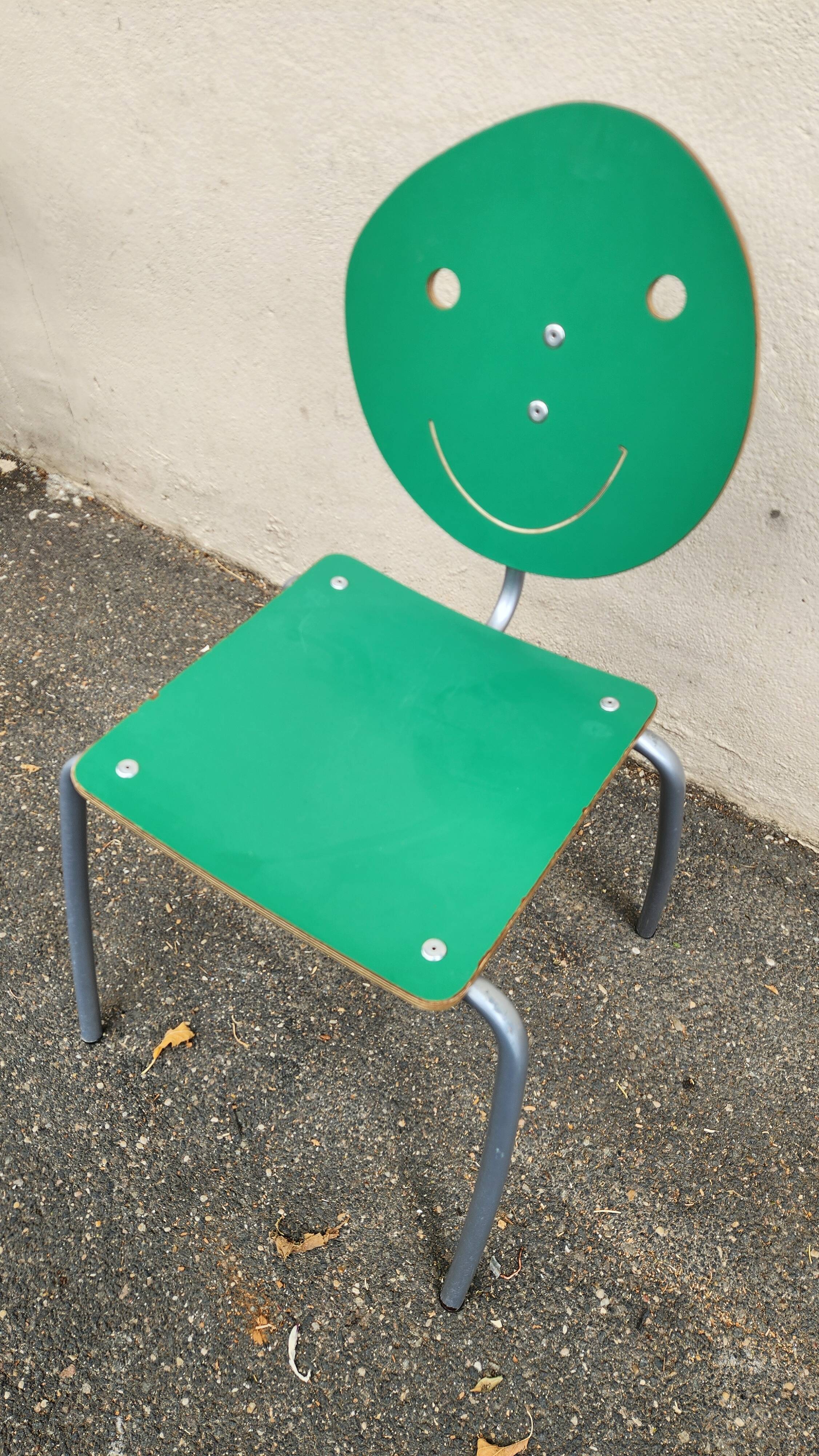 "Smile / Face" design chairs by Agatha Ruiz de la Prada - AMAT