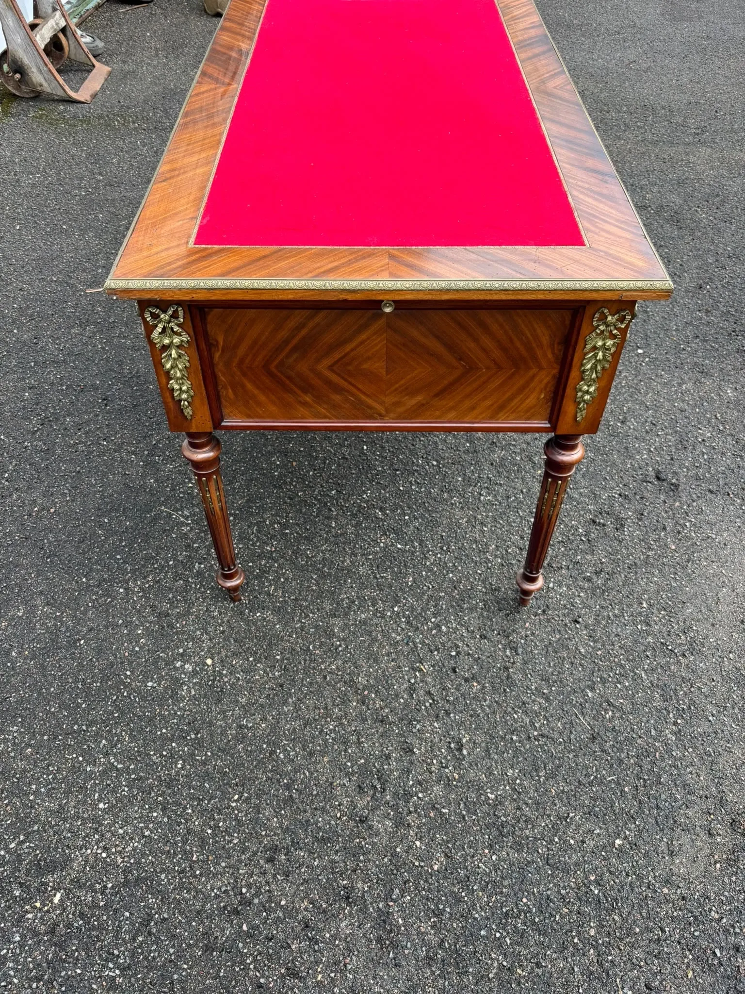 Elegant flat desk in Louis XVI style made of marquetry wood.