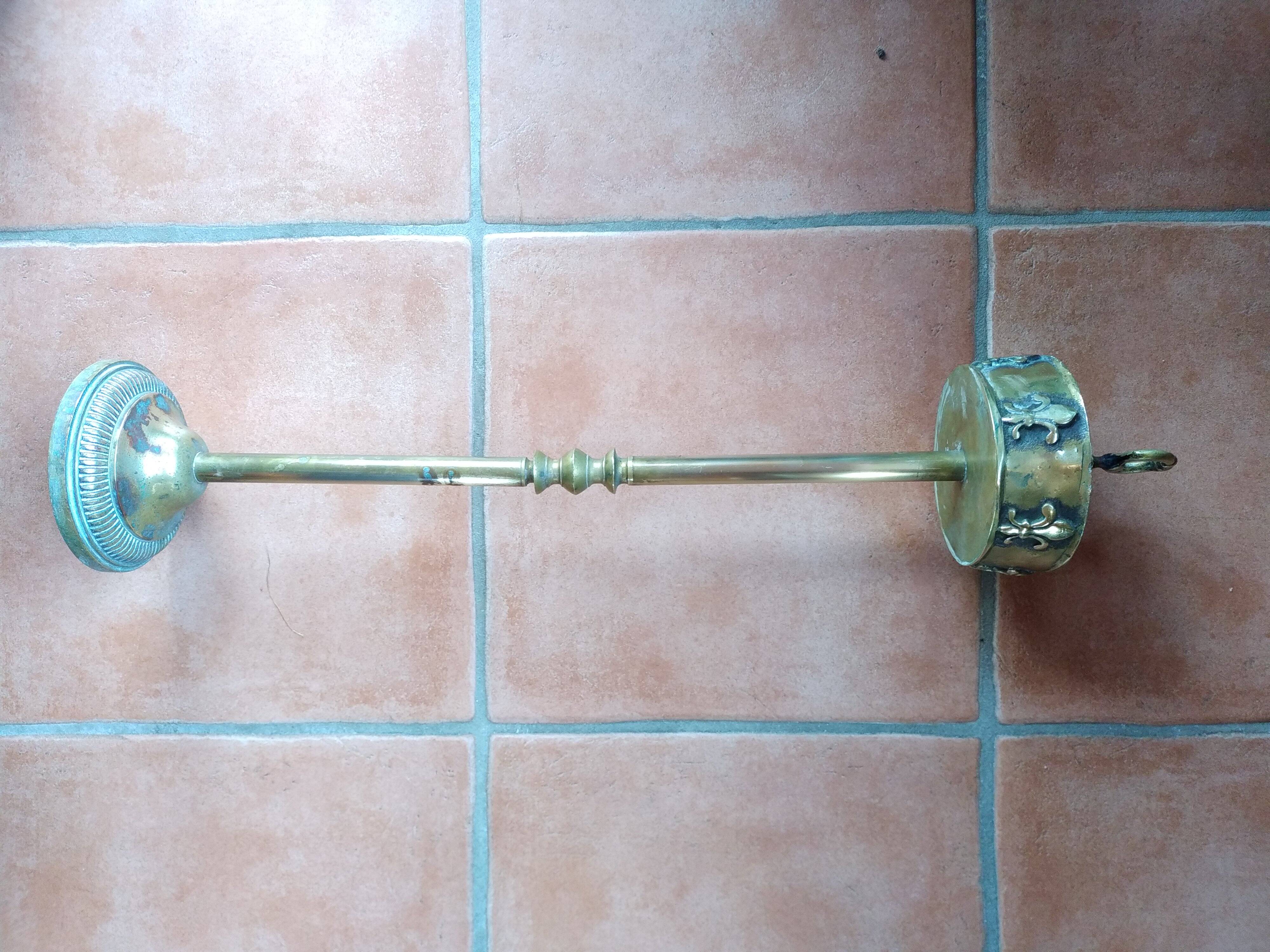 Ashtray on foot. Bronze and brass, with fleur-de-lis decoration.