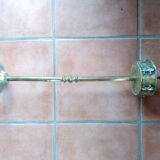 Cendrier sur pied . Bronze et laiton , à décor de fleur de lys .