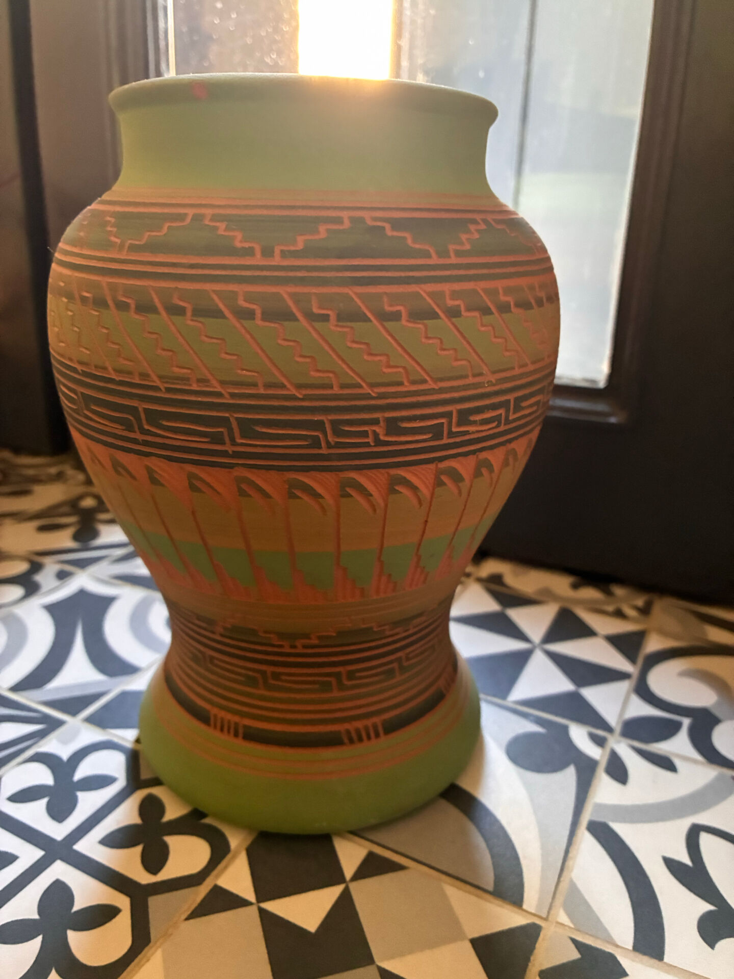 Navajo vase signed David Willie – 1998 – Traditional engraved pottery