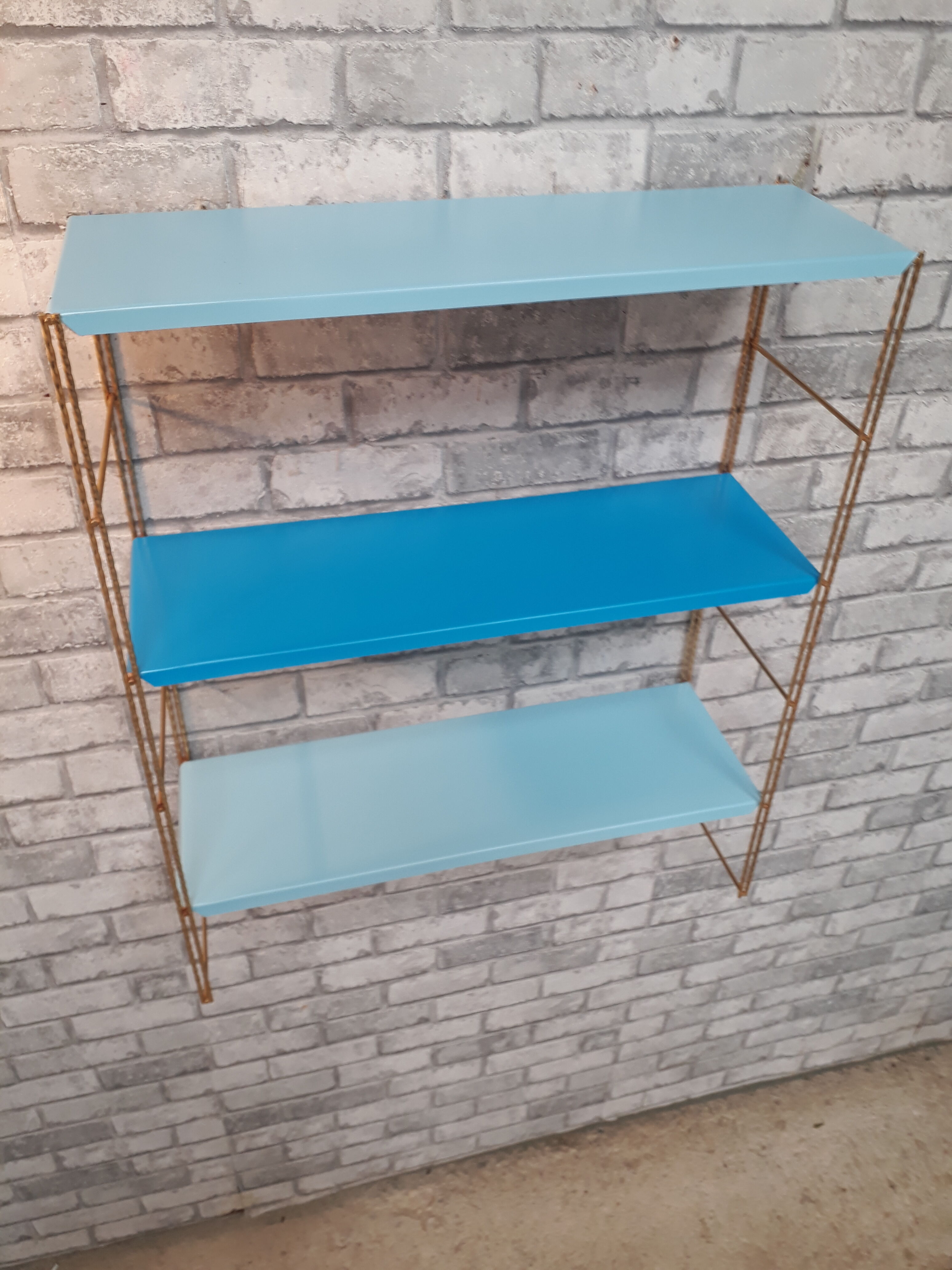 Étagère métal bleu montant strier or 59x48x16
