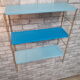 Étagère métal bleu montant strier or 59x48x16