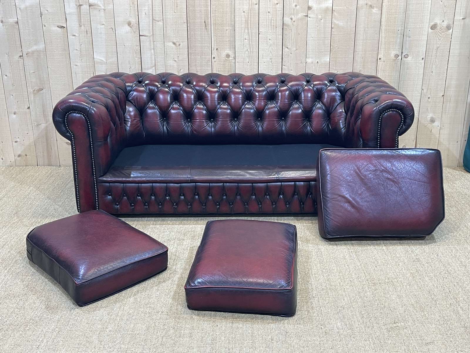Chesterfield sofa in red leather 3 places from the 70s