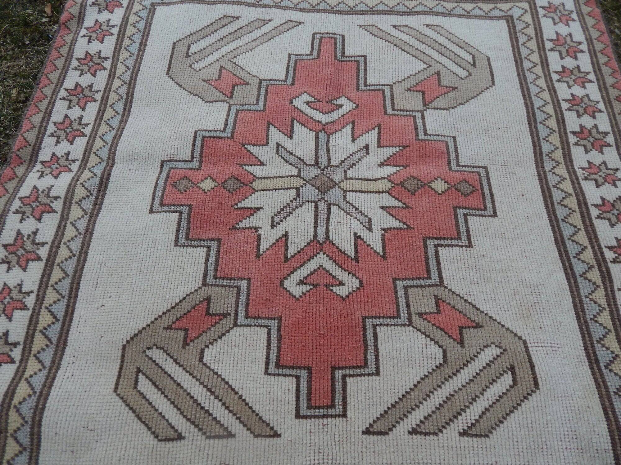 Vintage handmade Turkish rug 116x122 cm