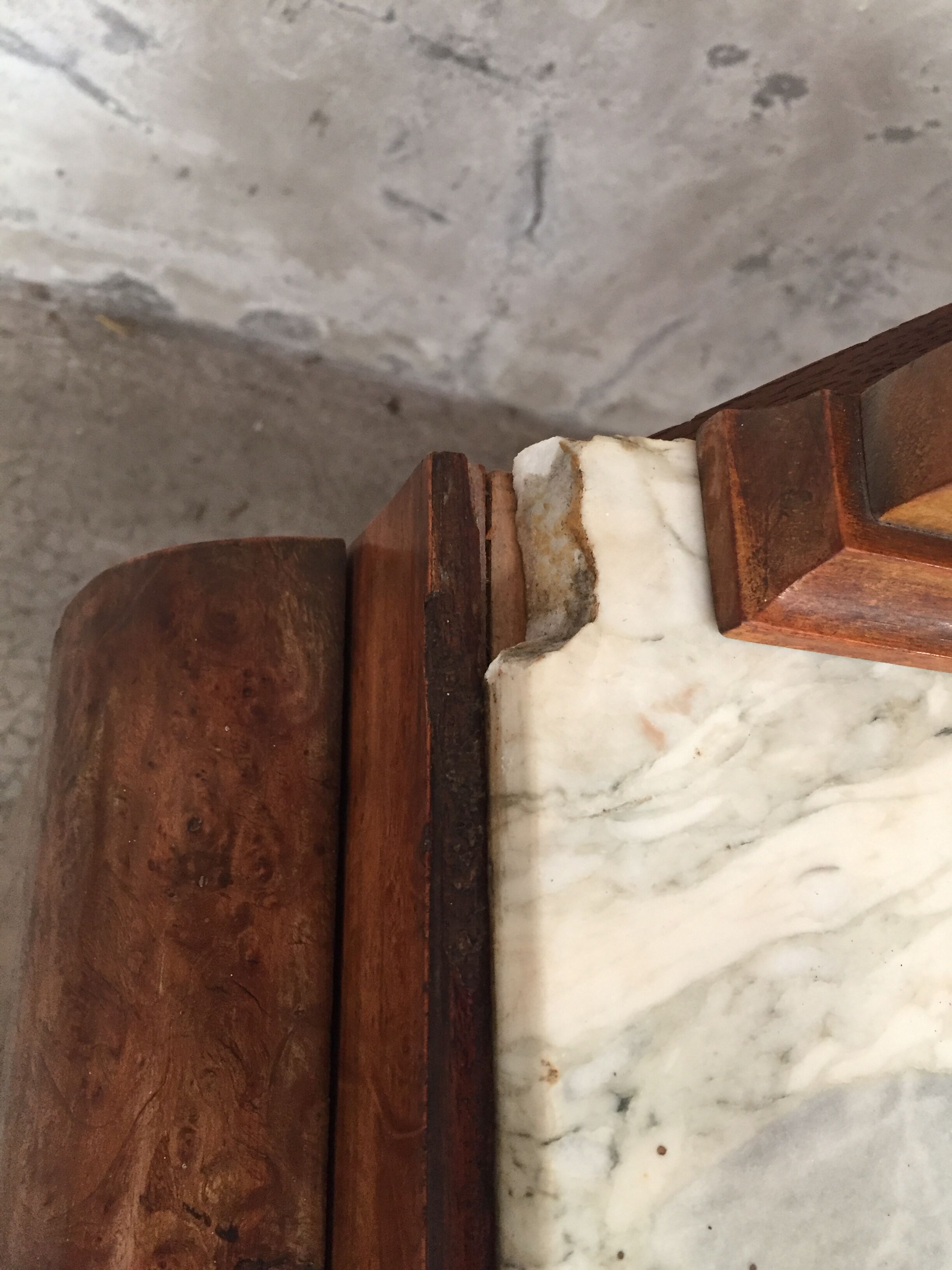 Meuble d'ébéniste art déco en loupe d'orme et bronze