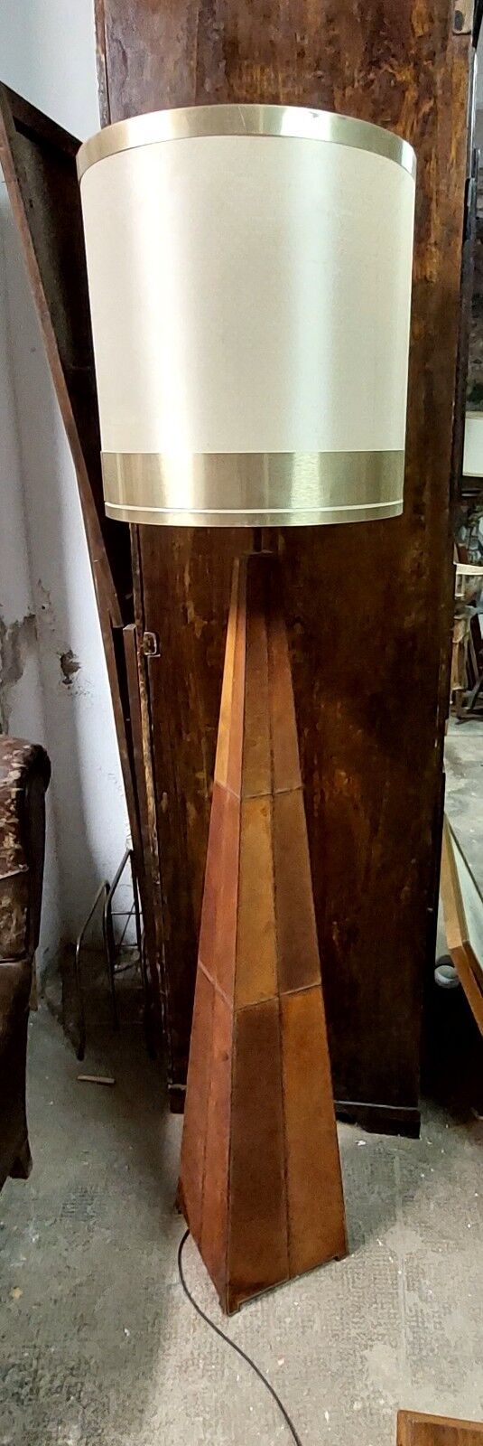 Vintage 80s design floor lamp in leather and brass.