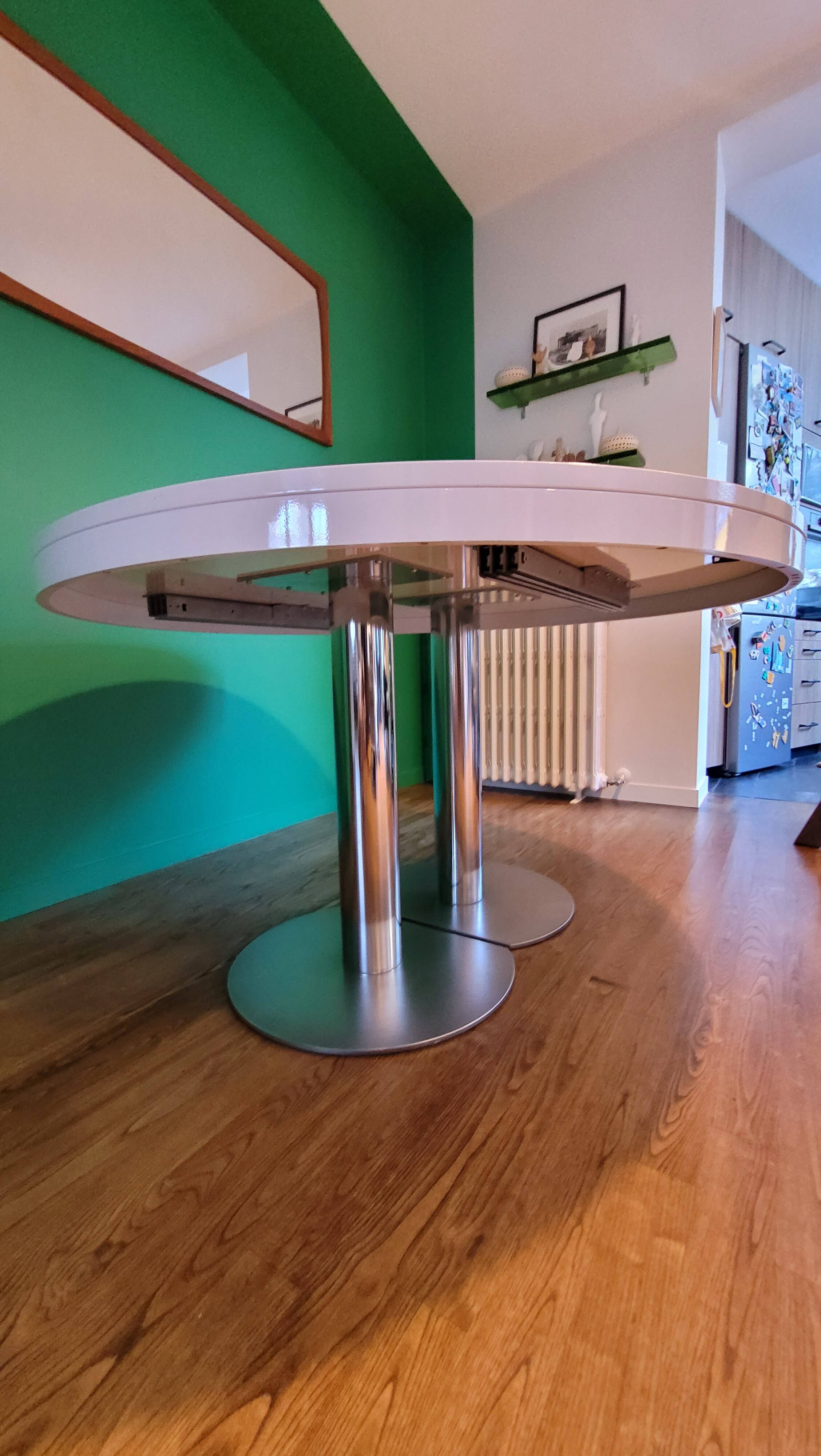 Ligne Roset table in glossy white lacquer, chrome legs, 2 extensions.