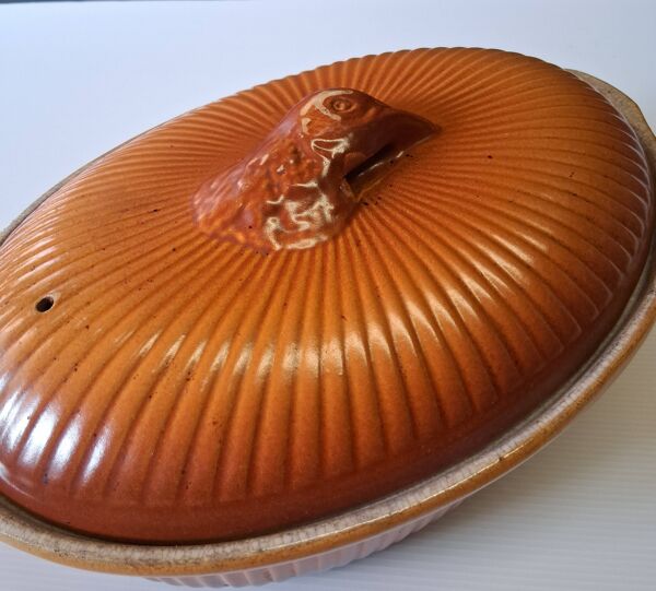 Plat à terrine à faisan / cocotte avec couvercle en majolique en