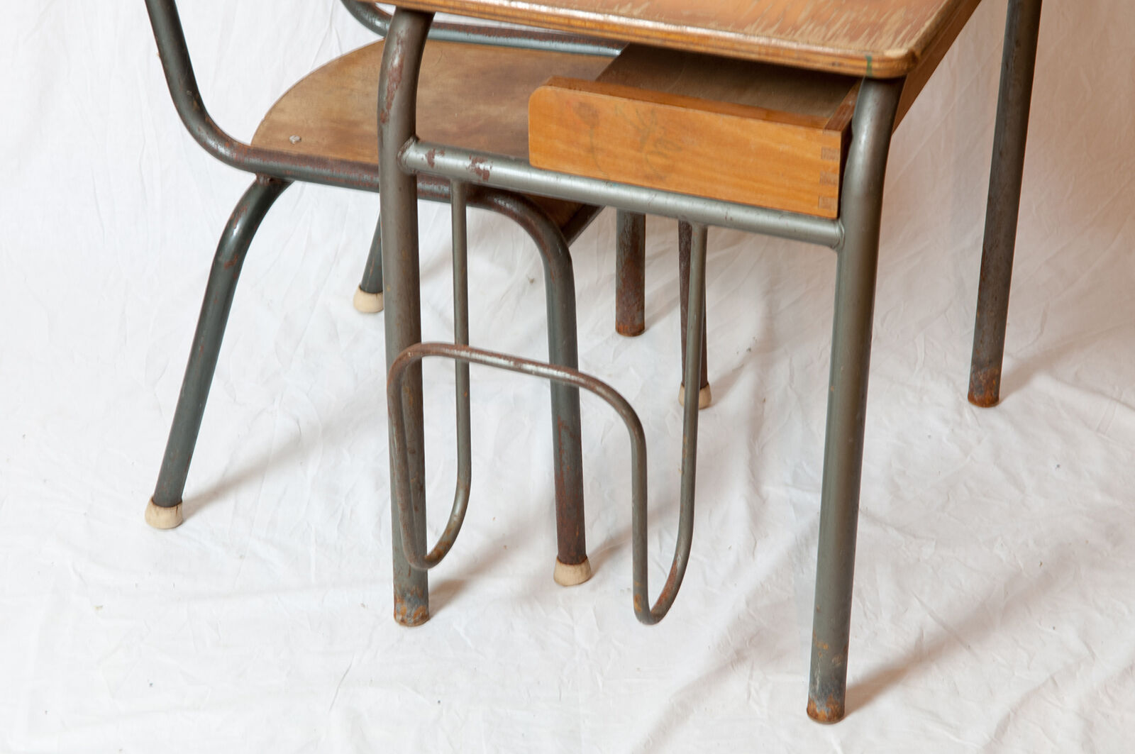 Bureau d'école vintage des années 60 avec porte-cartable