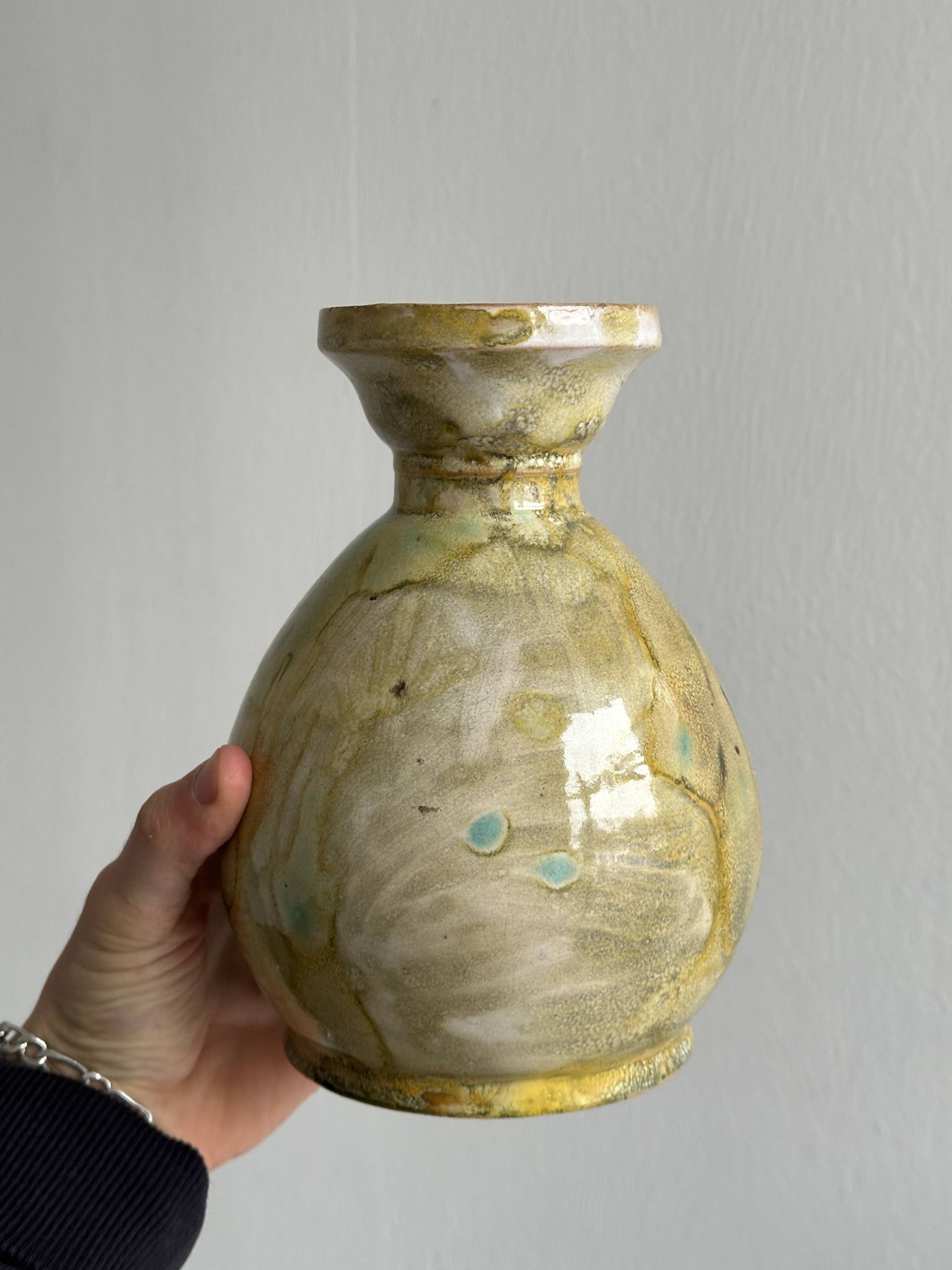 Vase en céramique jaune et bleu