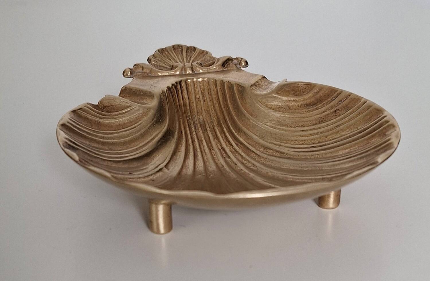 Scallop-shaped ashtray
