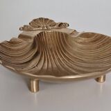 Scallop-shaped ashtray