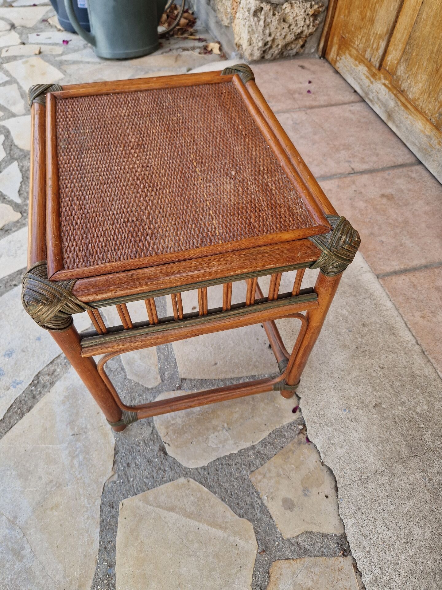 Table de chevet en rotin vintage