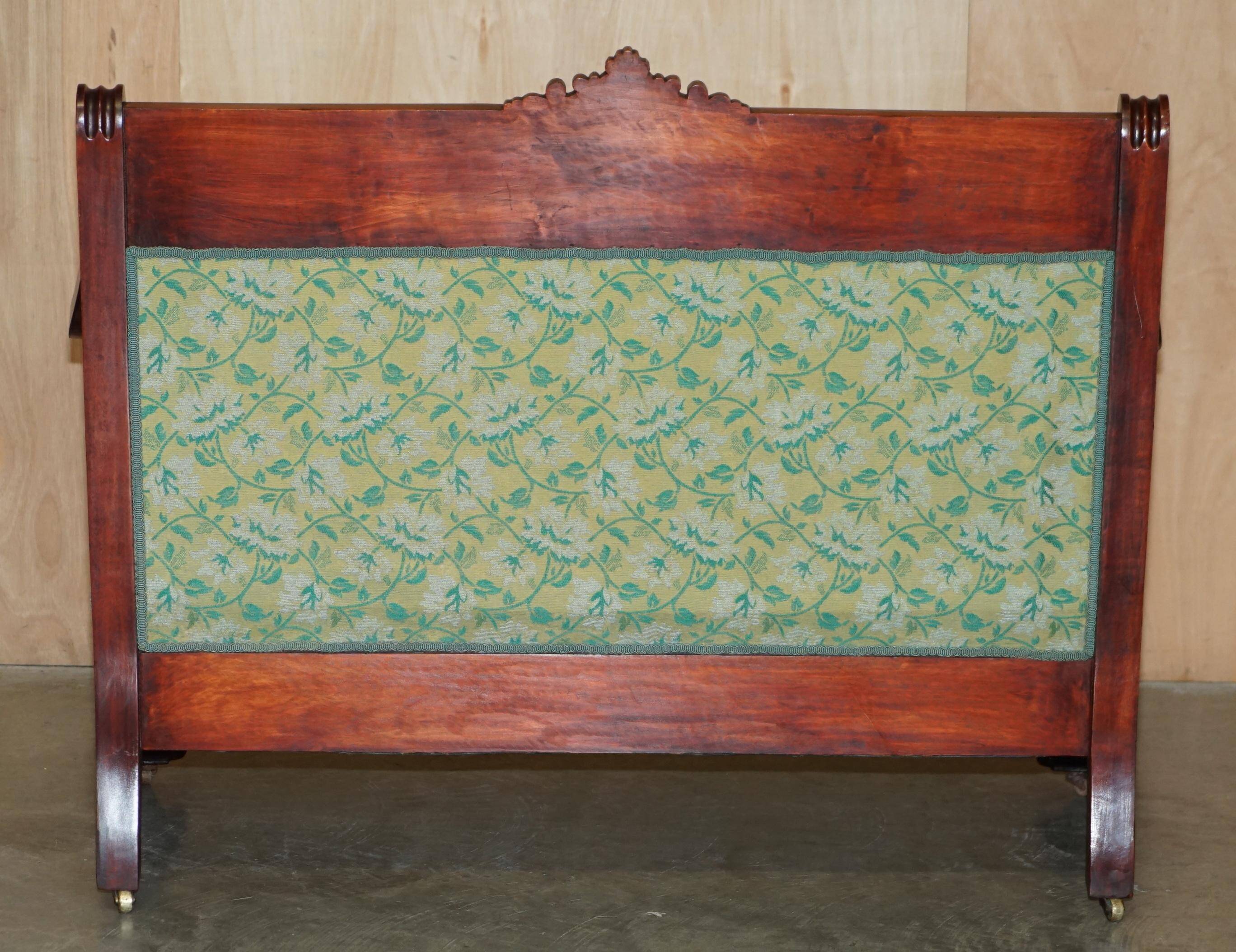 Canapé Chesterfield Ancien Sculpté en Noyer avec Incrustation de Nacre