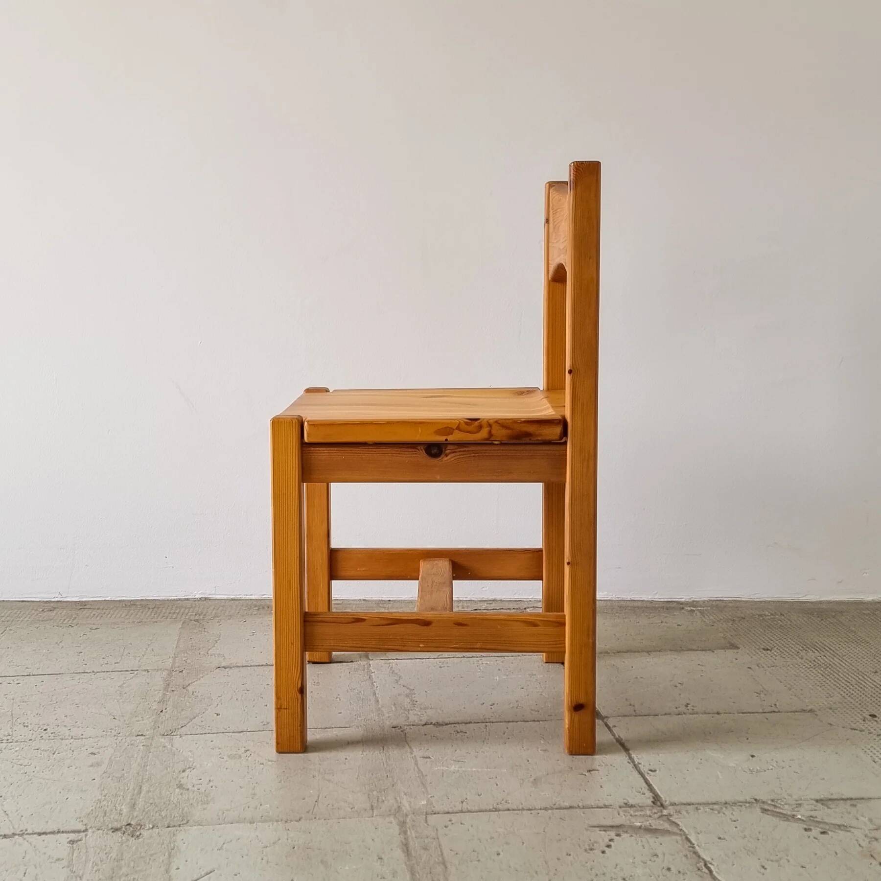 Dining chairs and Hongisto stool in pine wood by Ilmari Tapiovaara
