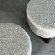 Tabourets totemo de forme, revêtement bouclé dedar ivoire, pieds en noyer