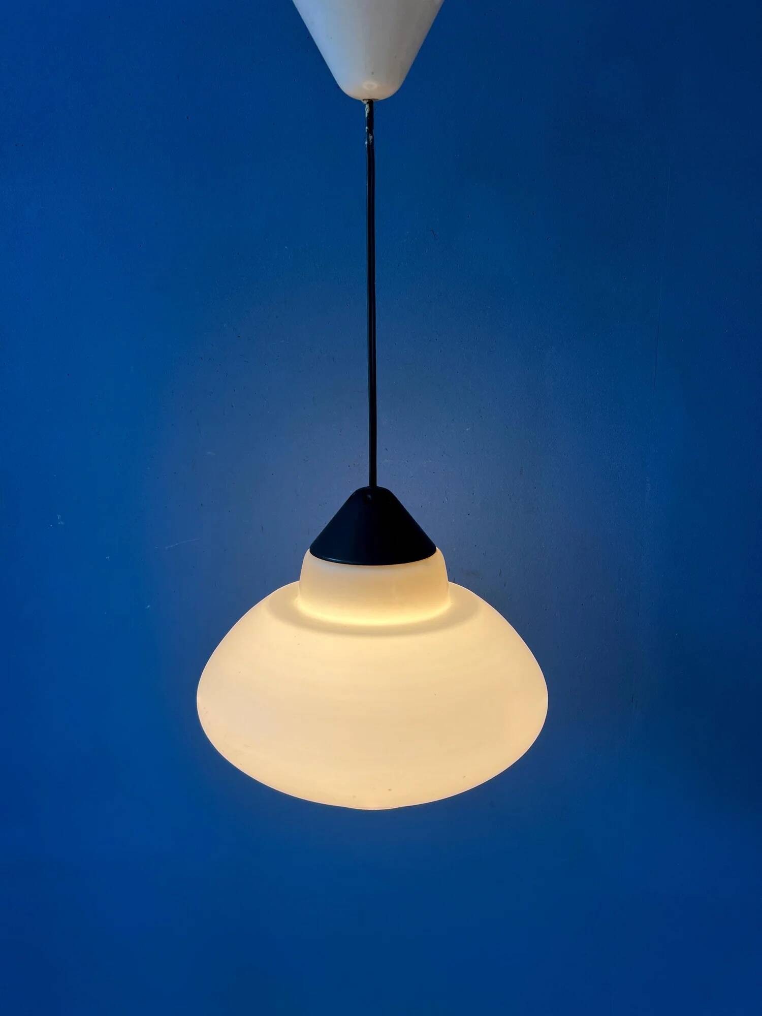 Suspension vintage Philips en verre opalin attribuée à Louis Kalff