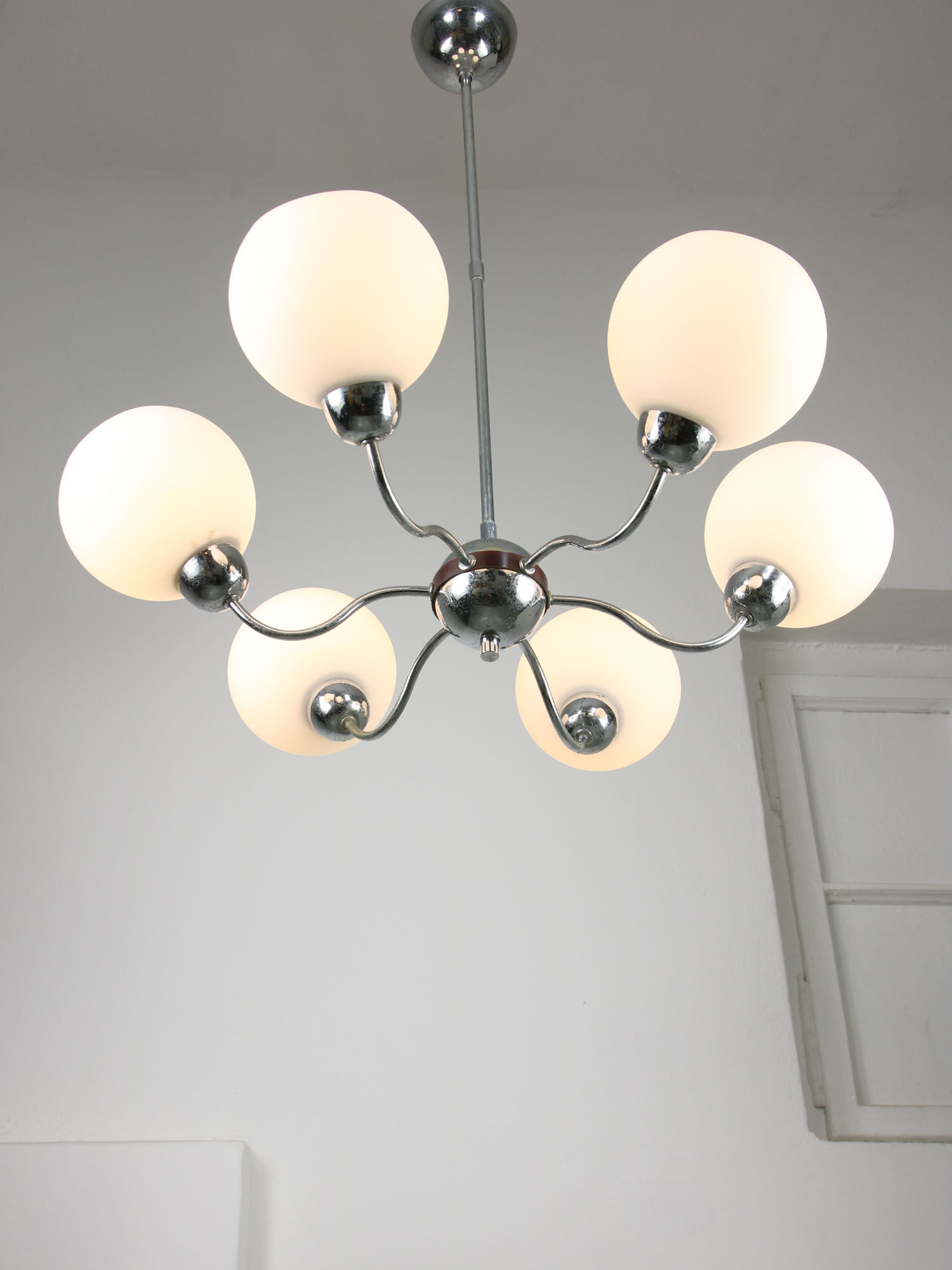 Lustre italien en chrome et opalin du milieu du siècle