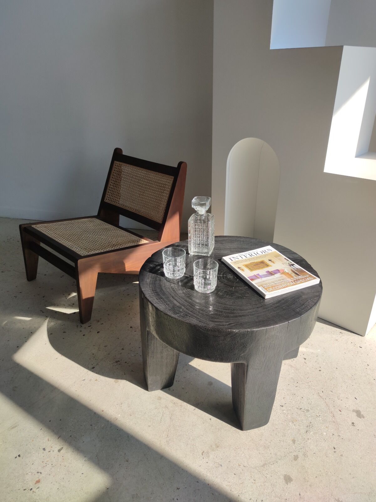 Quadripod coffee table in black monoxyl solid wood