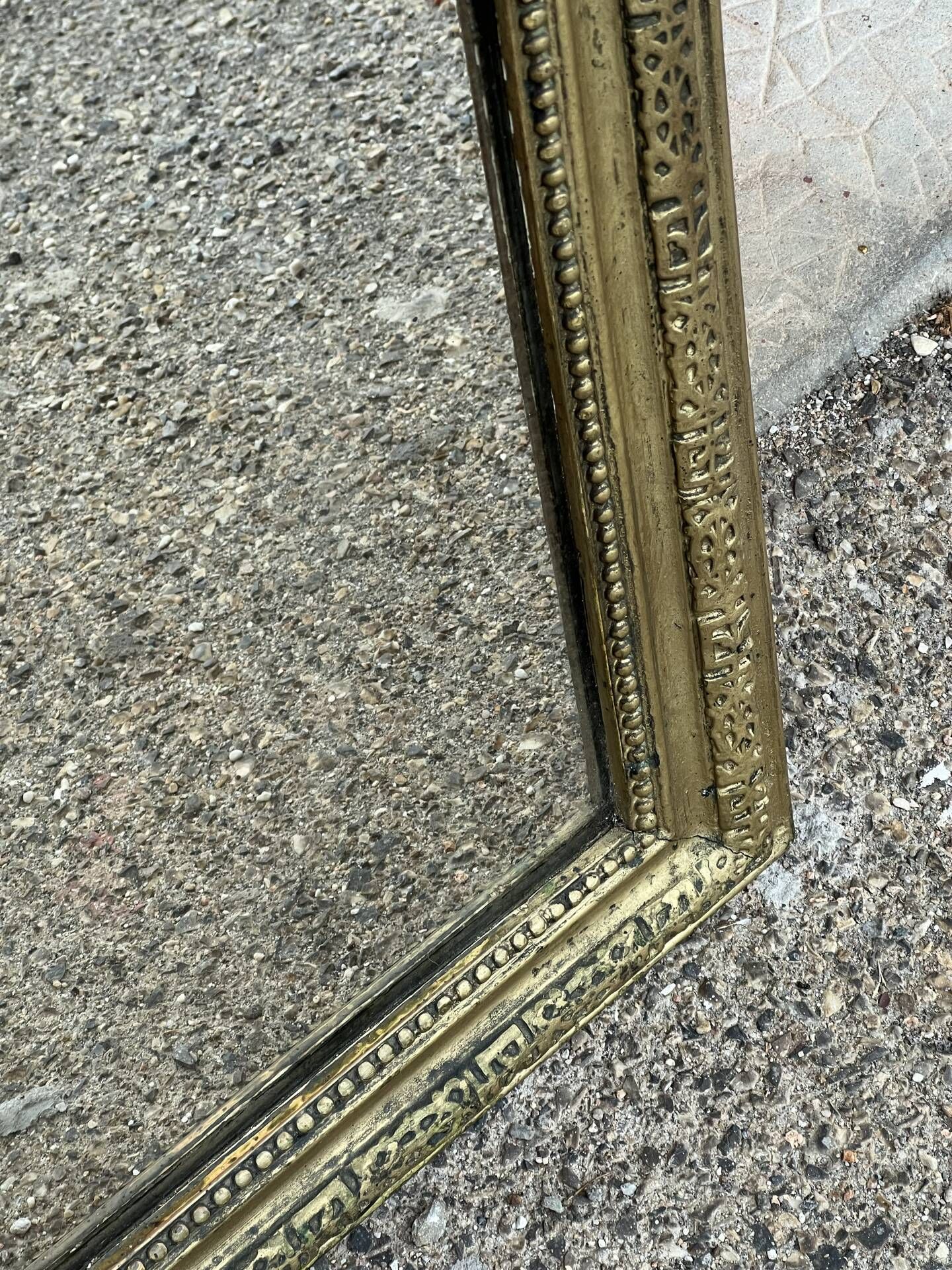 Louis Philippe mirror in gilded wood with an openwork frieze.