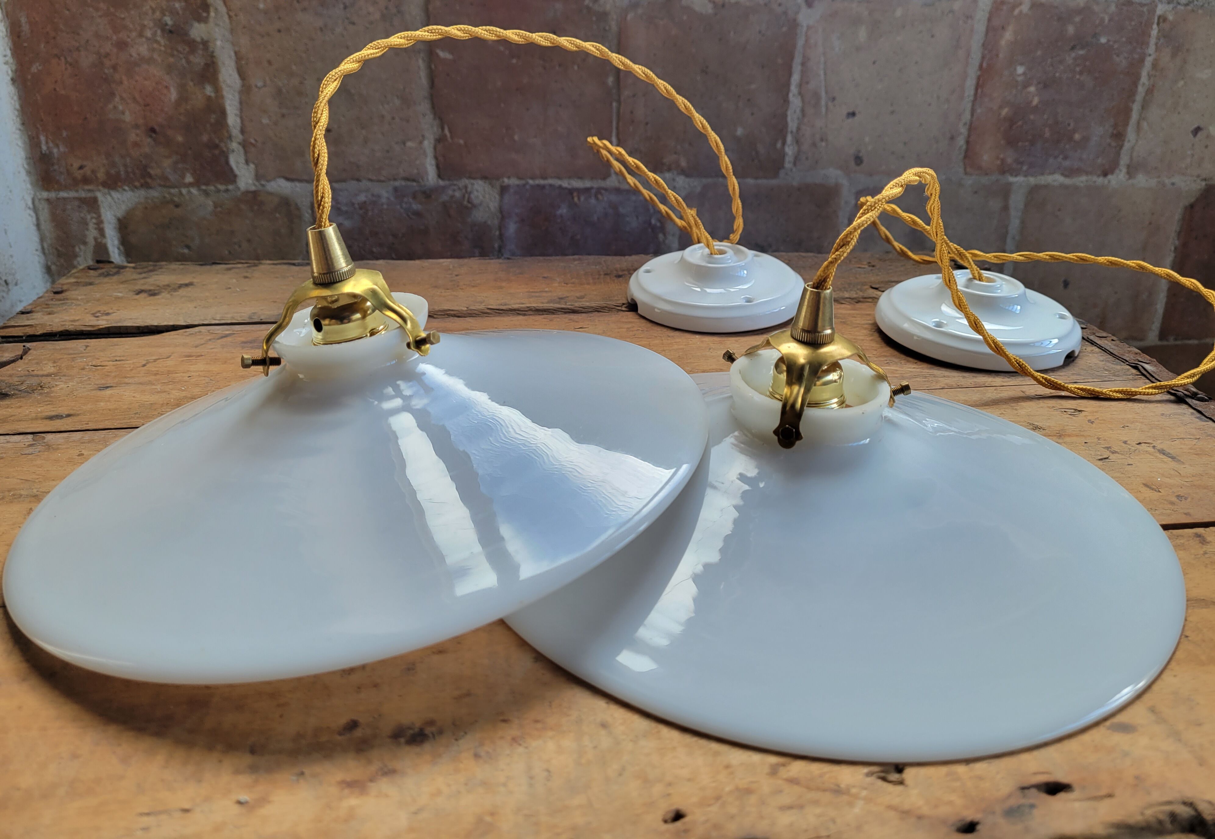 Duo of suspensions in white opaline