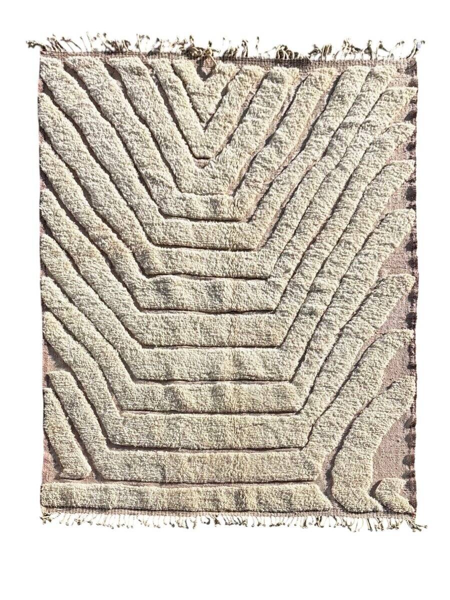 New white Moroccan Berber rug Beni Ouarain in wool.