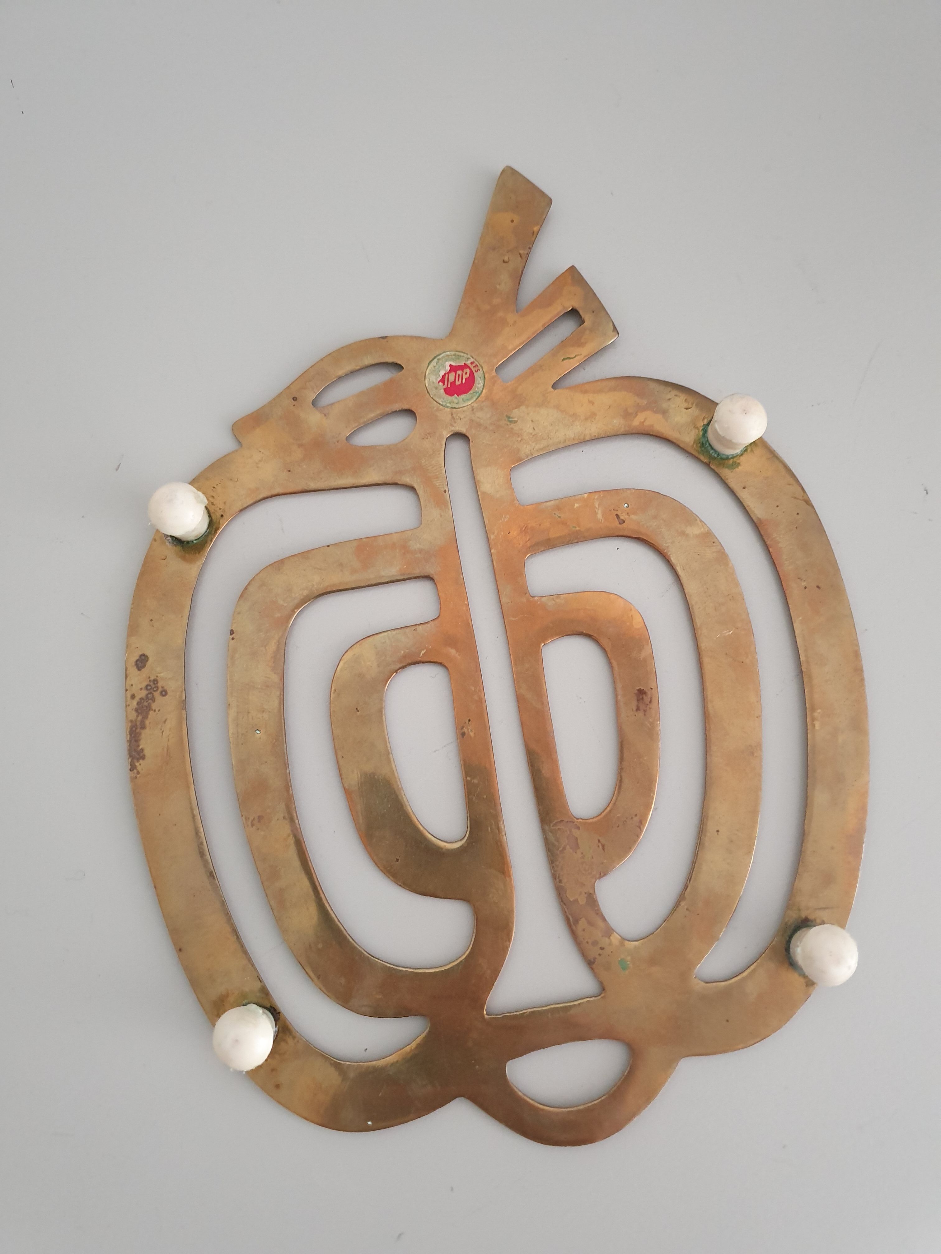 Underbrass apple dish