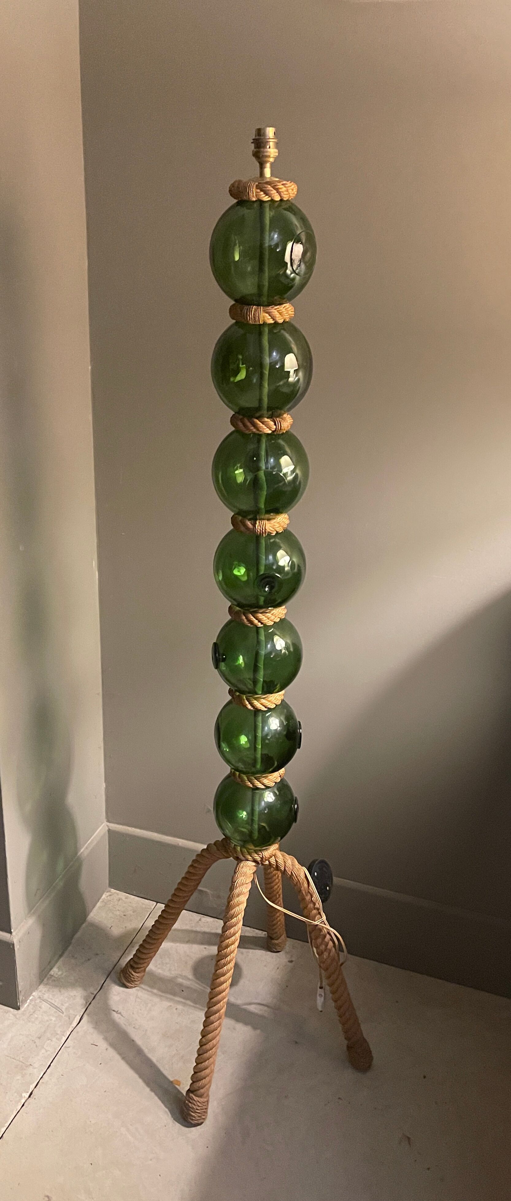 Lampadaire vintage en corde et boules de verre