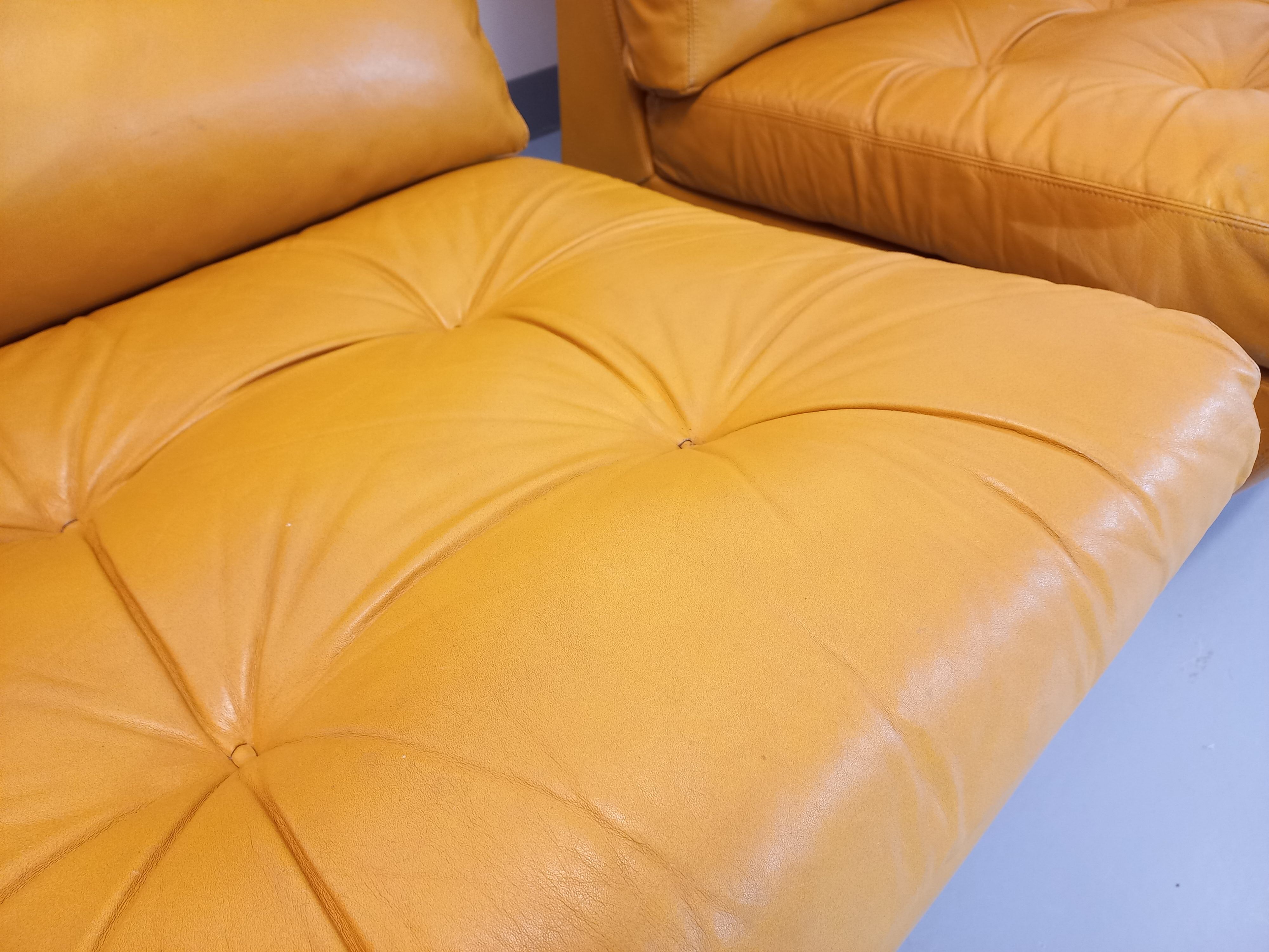 Suite of 3 Roche Bobois vintage chauffeurs in mustard yellow leather 70s