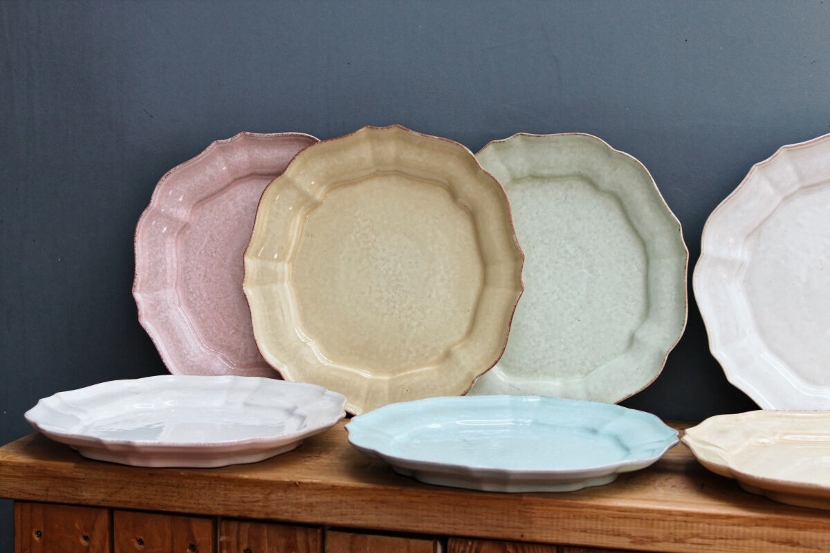 Lot de 9 assiettes de présentation multicolores