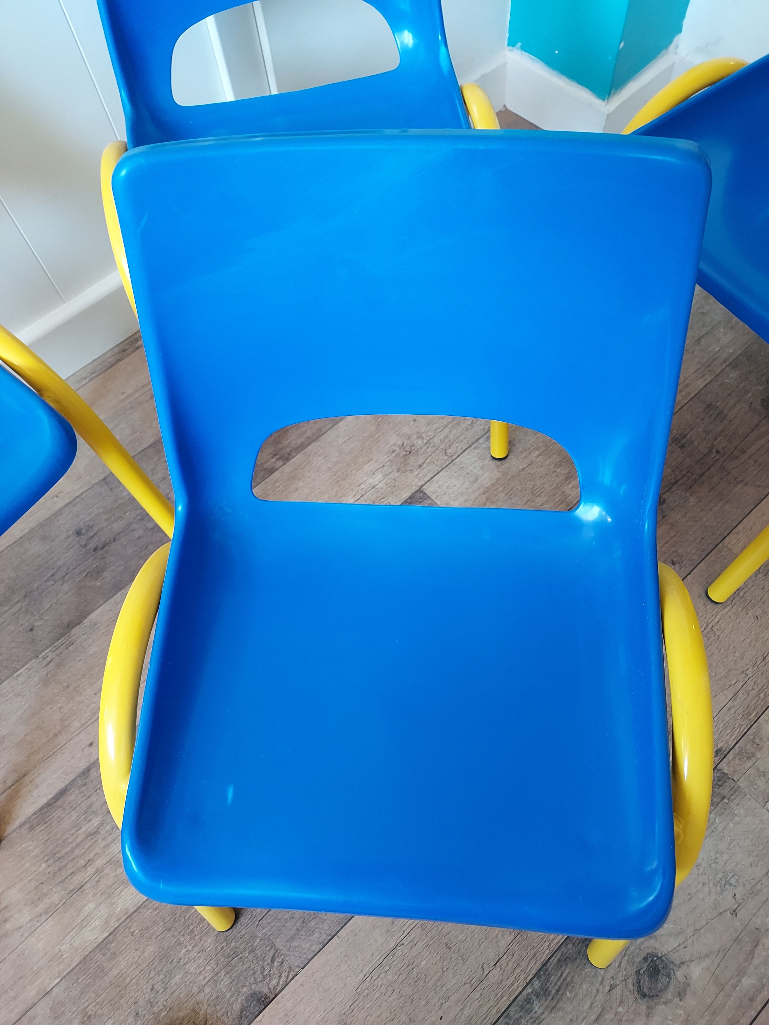 4 chaises coque école