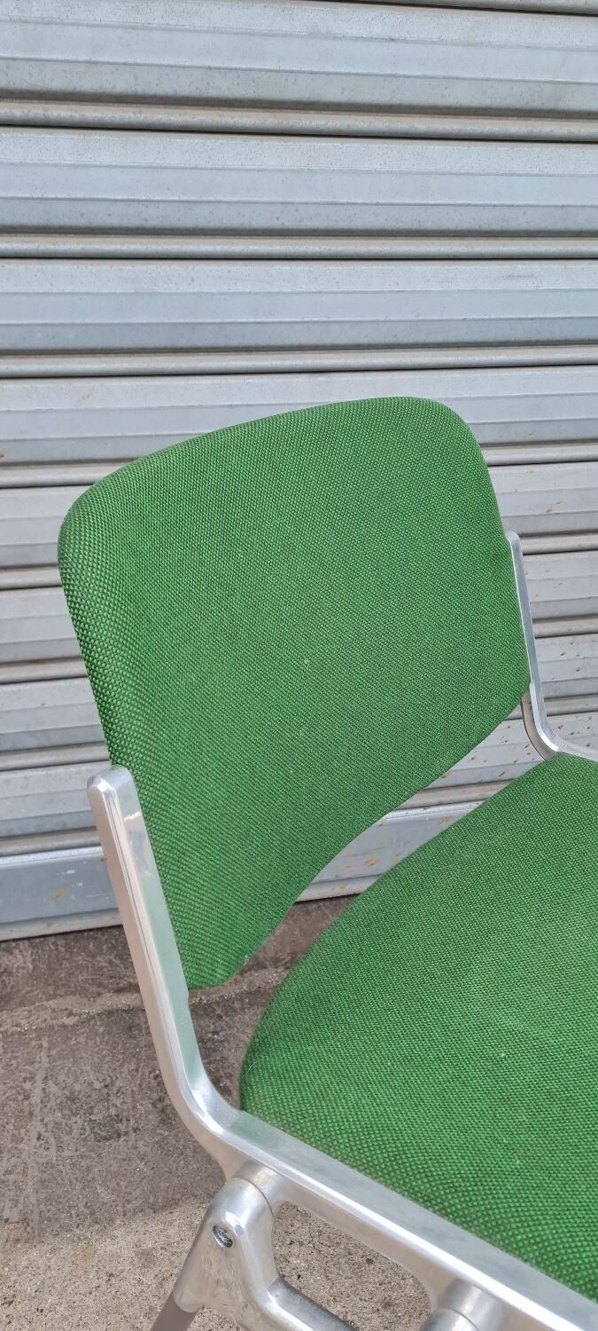 Paire de chaises modèle DSC 106 de Giancarlo Piretti pour anonima