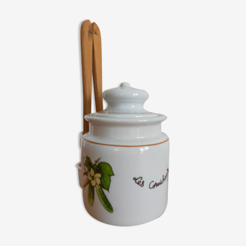 Pot à cornichons en porcelaine vintage avec pince en bois.