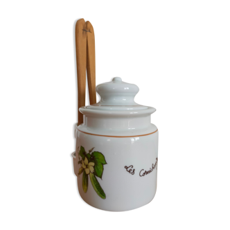 Pot à cornichons en porcelaine vintage avec pince en bois.